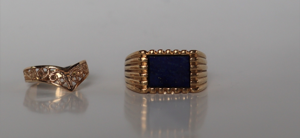 A Gentleman's 9ct yellow gold signet ring with a lapis lazuli panel inset, size T 1/2,