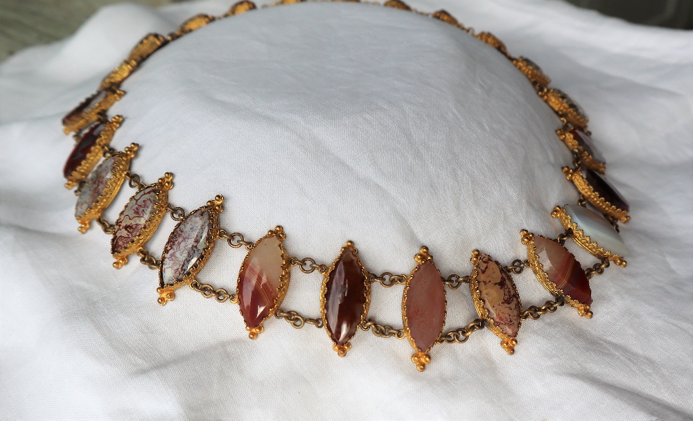 A Victorian gilt metal and hardstone set necklace, with pointed oval banded agates, on chain links, - Image 2 of 6