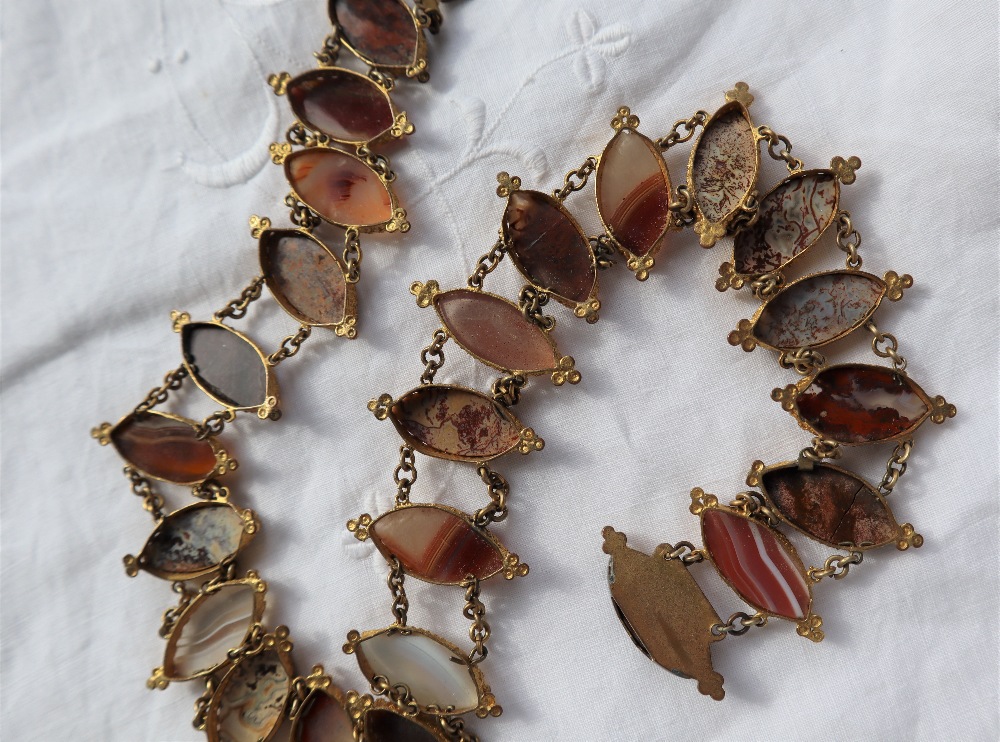 A Victorian gilt metal and hardstone set necklace, with pointed oval banded agates, on chain links, - Image 5 of 6