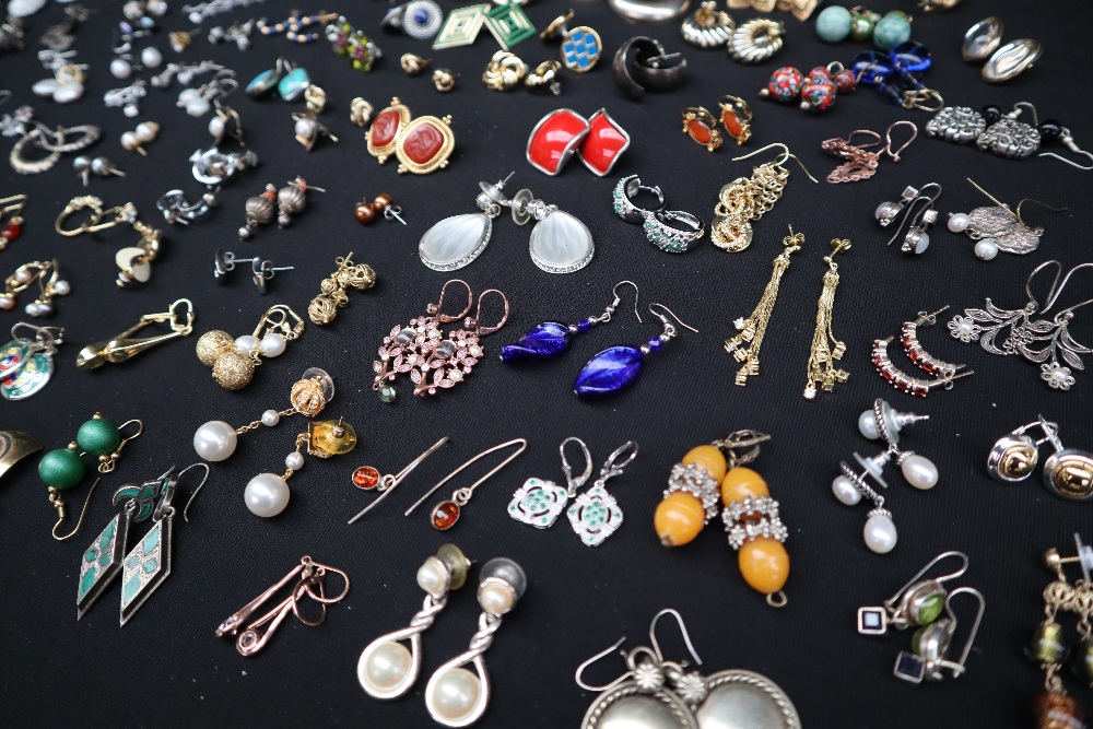 An assortment of fashion earrings, - Image 3 of 11
