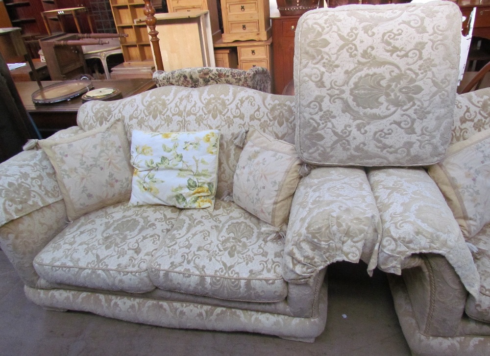A pair of floral upholstered three seater settees together with a foot stool - Bild 3 aus 3