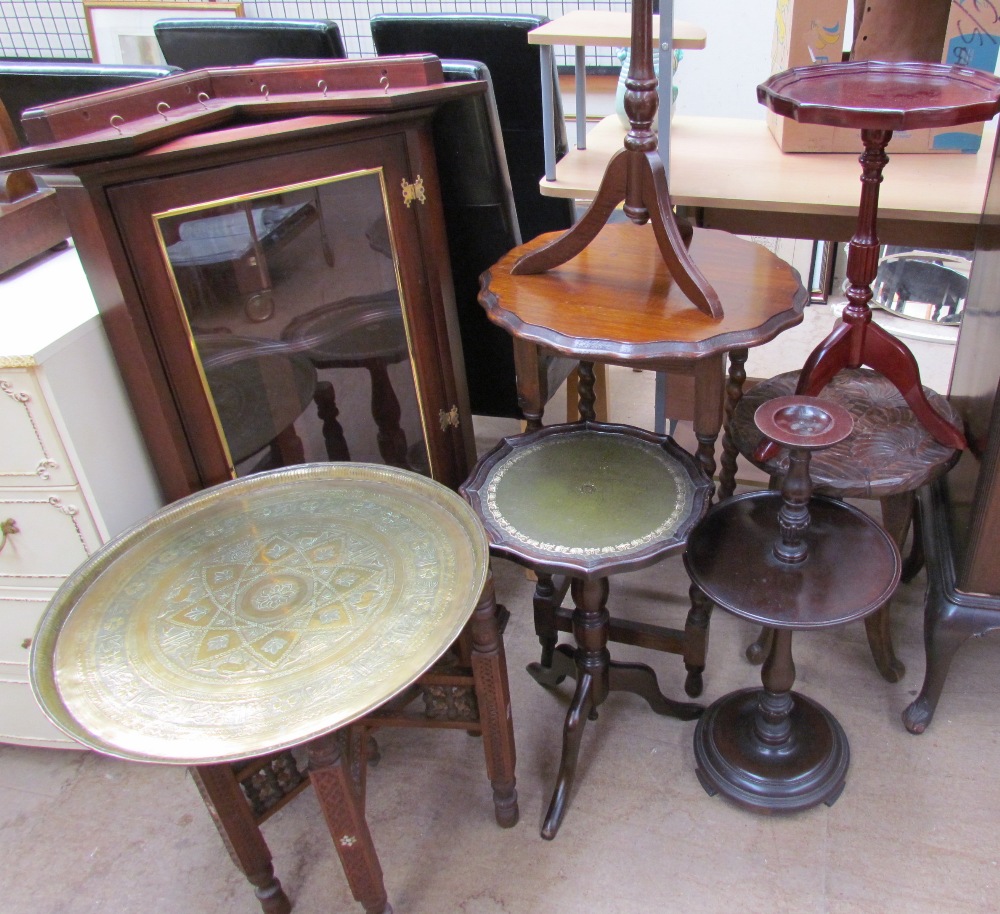 A reproduction mahogany hanging corner cupboard together with reproduction wine tables, - Bild 2 aus 2