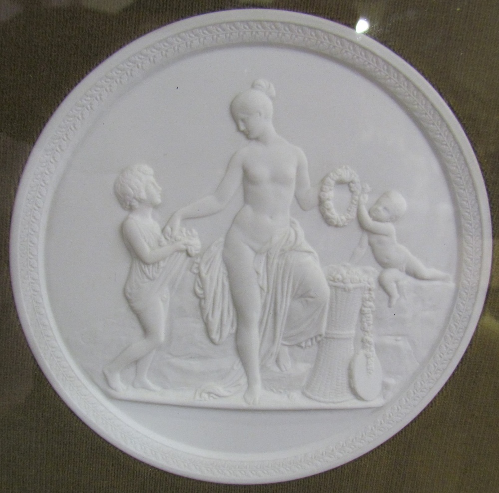 A pair of parian plaques depicting an angel, - Bild 2 aus 2