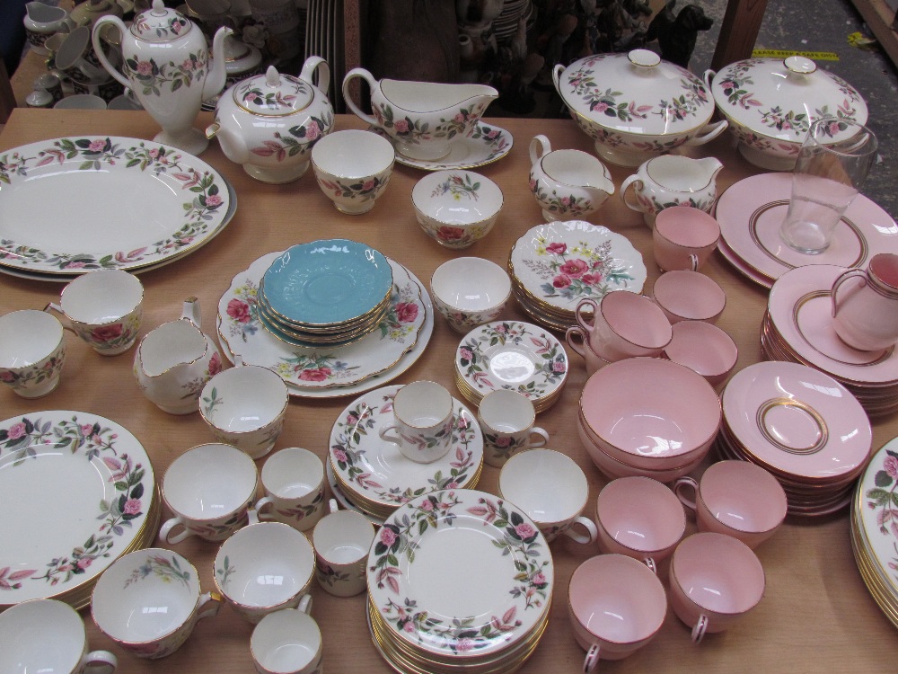 ***Unfortunately this lot has been withdrawn from sale*** A Wedgwood Hathaway Rose pattern part tea - Bild 2 aus 3