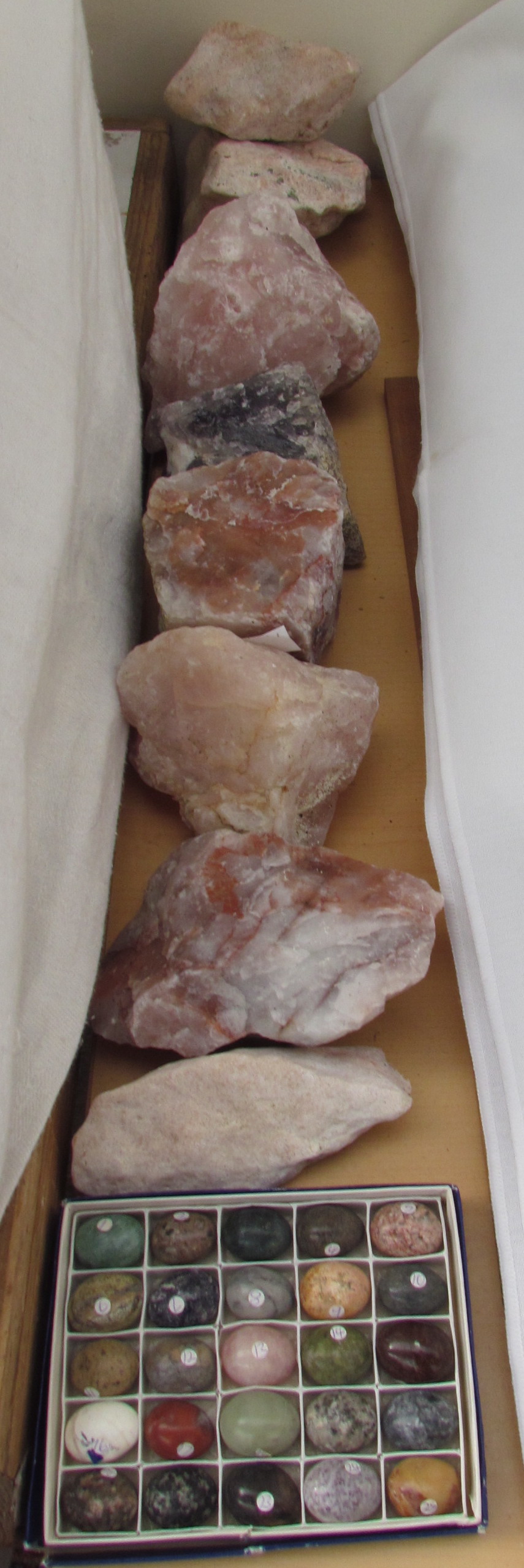 A box of egg shaped hardstone samples including Aventurine, Calcrete, Verdite etc, - Image 3 of 4