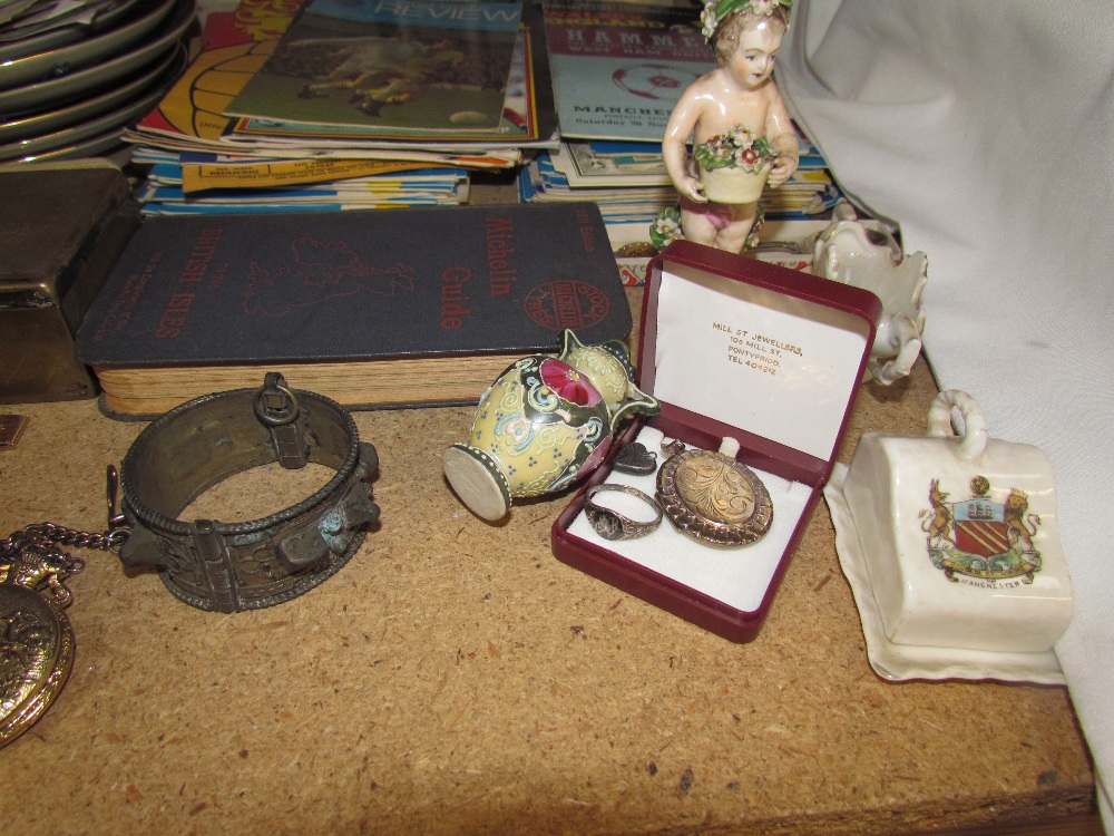 Assorted collectors plates together with wristwatches, silver bladed pocket knife, locket, ring, - Bild 3 aus 3