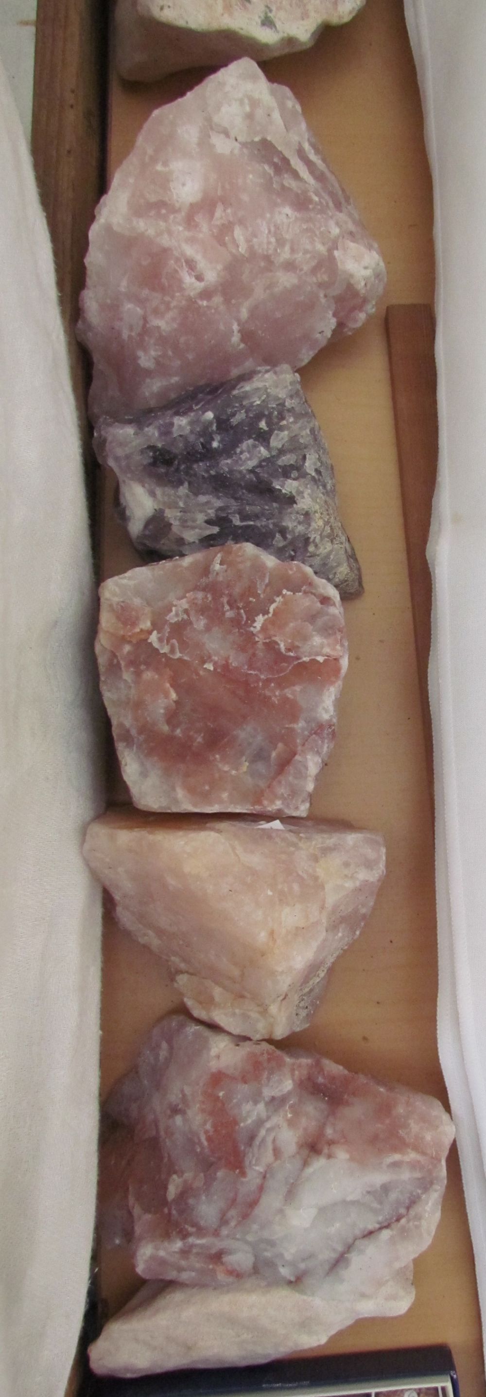 A box of egg shaped hardstone samples including Aventurine, Calcrete, Verdite etc, - Image 2 of 4