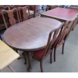 An Edwardian mahogany extending dining table together with a set of four Queen Anne style dining