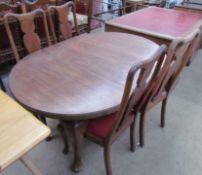 An Edwardian mahogany extending dining table together with a set of four Queen Anne style dining