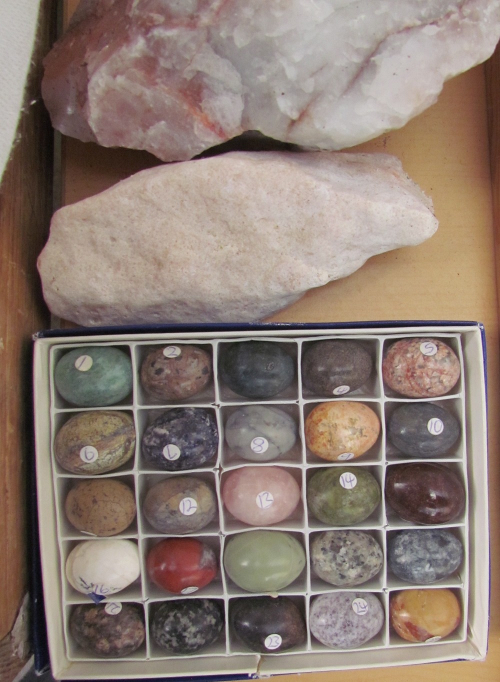 A box of egg shaped hardstone samples including Aventurine, Calcrete, Verdite etc, - Image 4 of 4