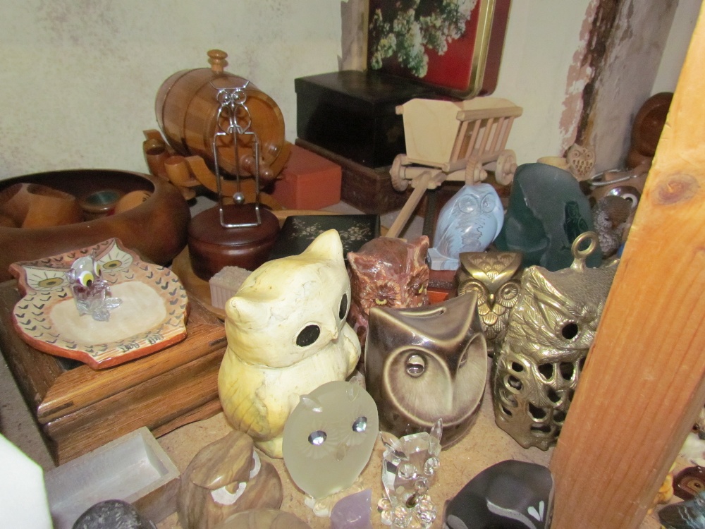 A collection of collectable owls in pottery, glass,