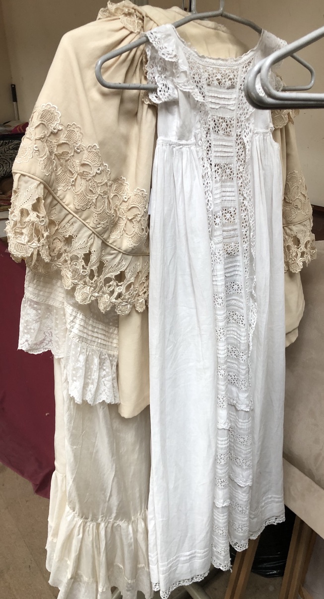A collection of Edwardian lace christening gowns and a jacket - Bild 3 aus 10