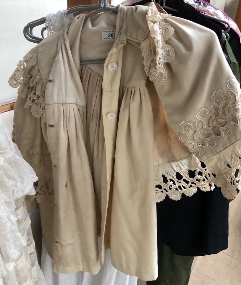 A collection of Edwardian lace christening gowns and a jacket - Bild 2 aus 10