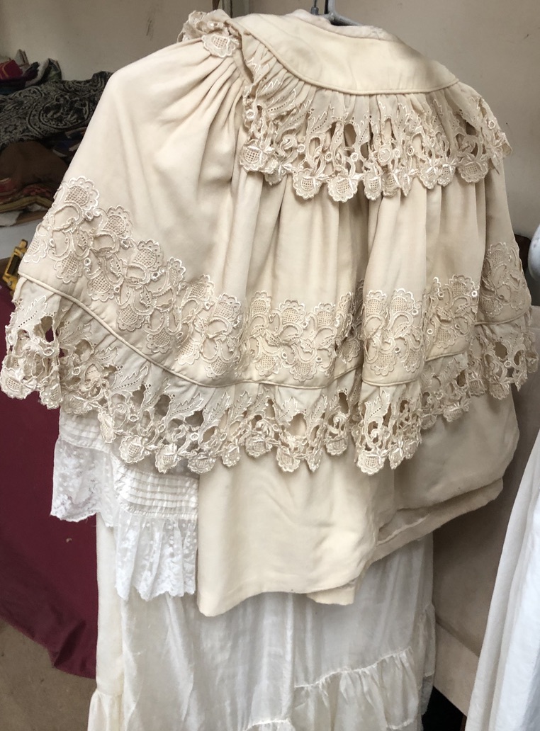 A collection of Edwardian lace christening gowns and a jacket - Bild 6 aus 10