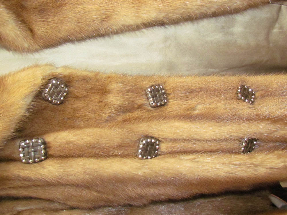 A full length fur coat with marcasite set lattice buttons - Bild 2 aus 2