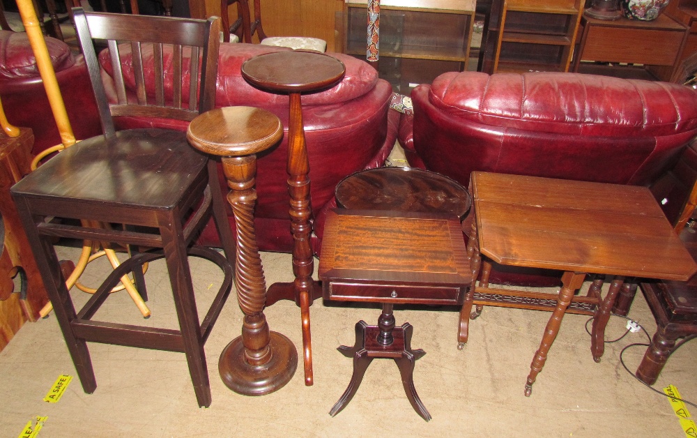 An Edwardian mahogany Sutherland table together with a mahogany occasional table with pie crust