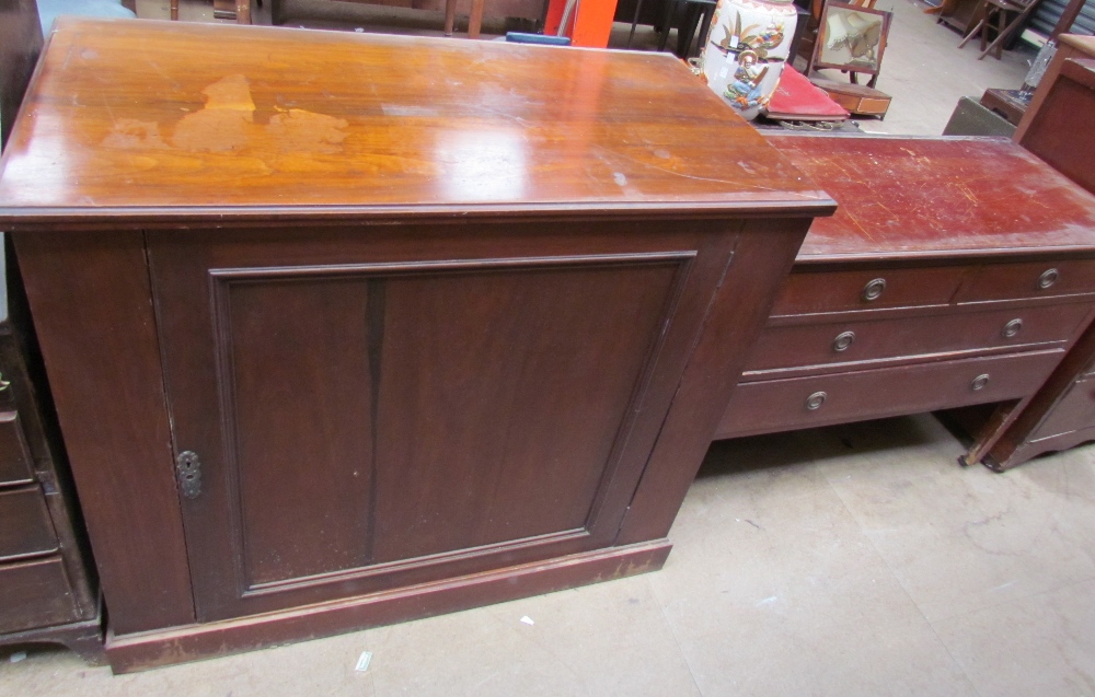 An Edwardian mahogany dressing chest together with a Victorian mahogany chest of drawers, - Image 3 of 3