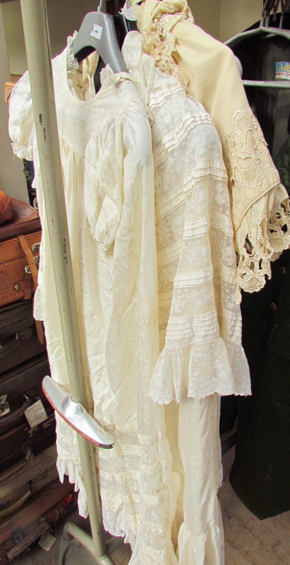 A collection of Edwardian lace christening gowns and a jacket - Bild 4 aus 10