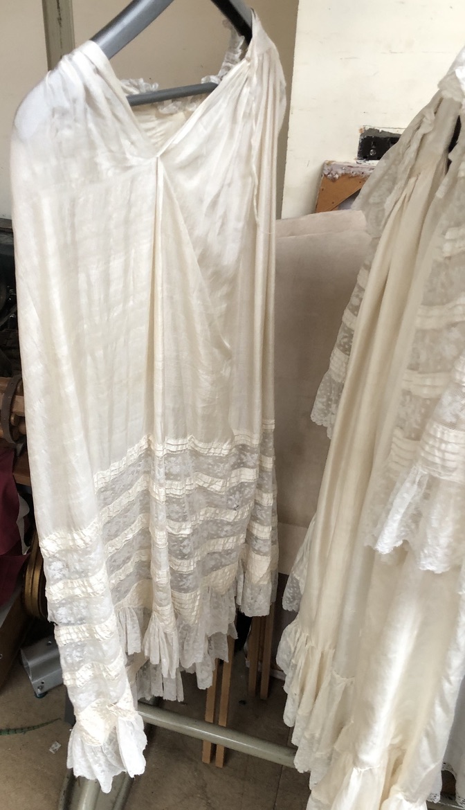 A collection of Edwardian lace christening gowns and a jacket - Bild 8 aus 10