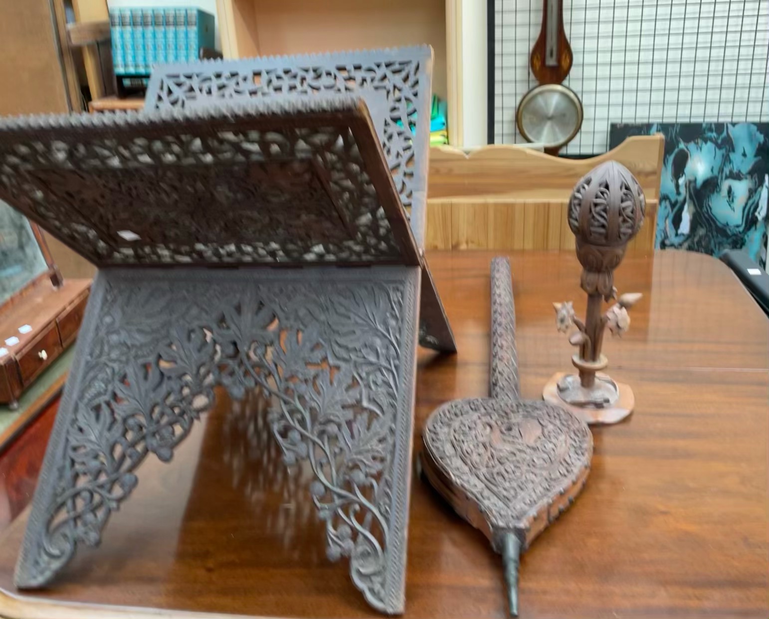 An Indian carved Koran stand together with a similarly decorated bellows and a table lamp - Bild 3 aus 3