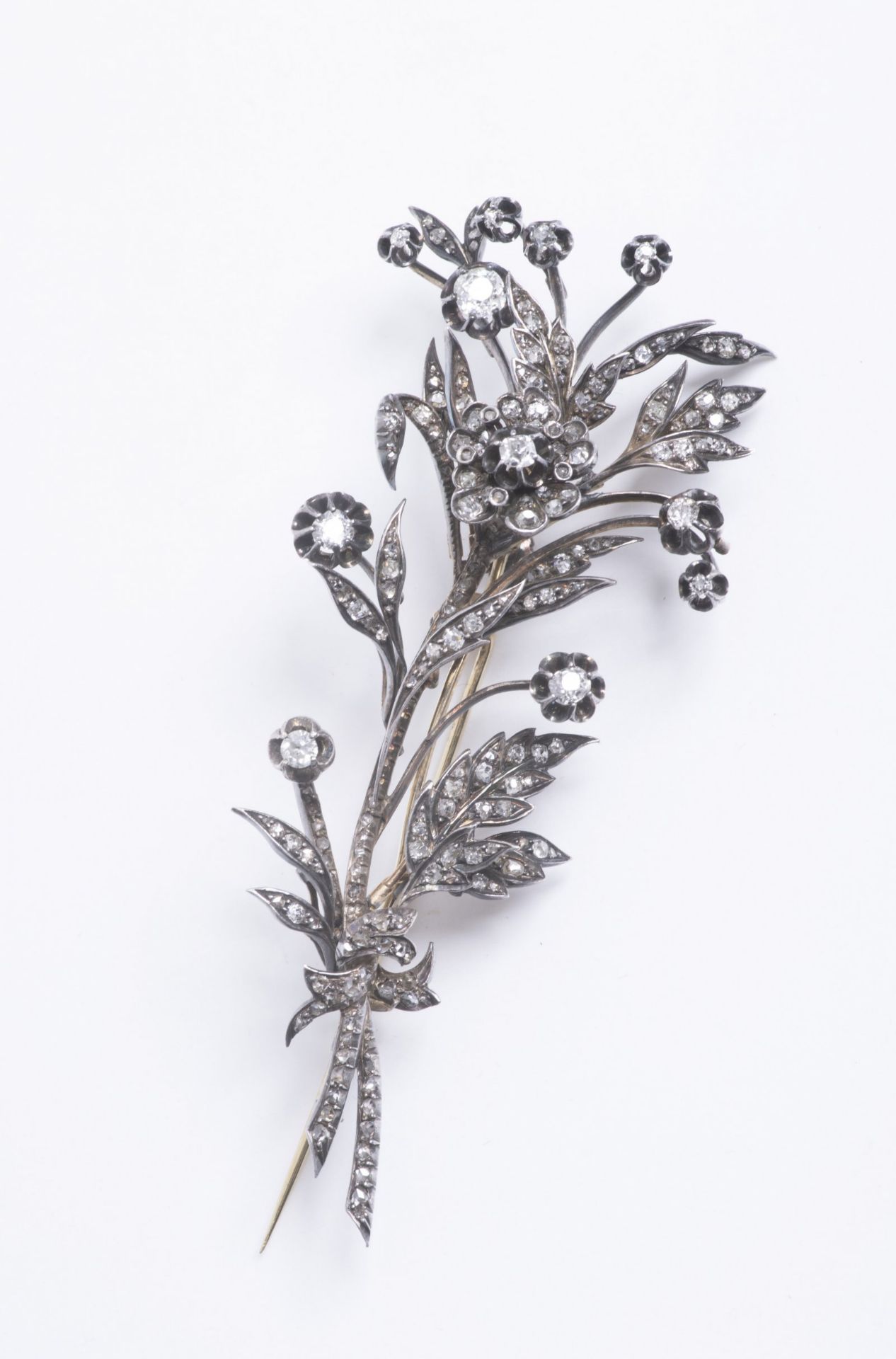 A FLOWER SHAPED BROOCH Second half of 19th century Diamonds, 18 karat gold, silver 9,5 x 4 cm, 30.