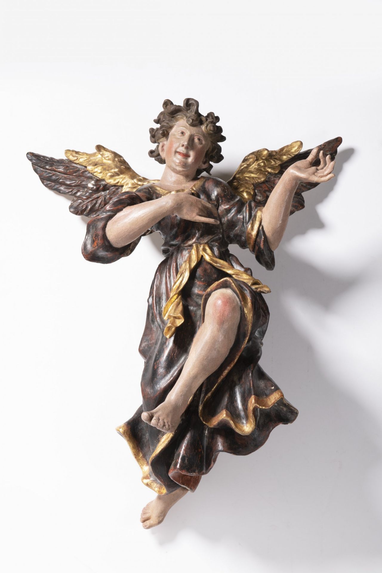 PAIR OF FLYING ANGELS First half of 18th century Germany Polychrome and gilded wood 60 cm A pair - Bild 2 aus 2