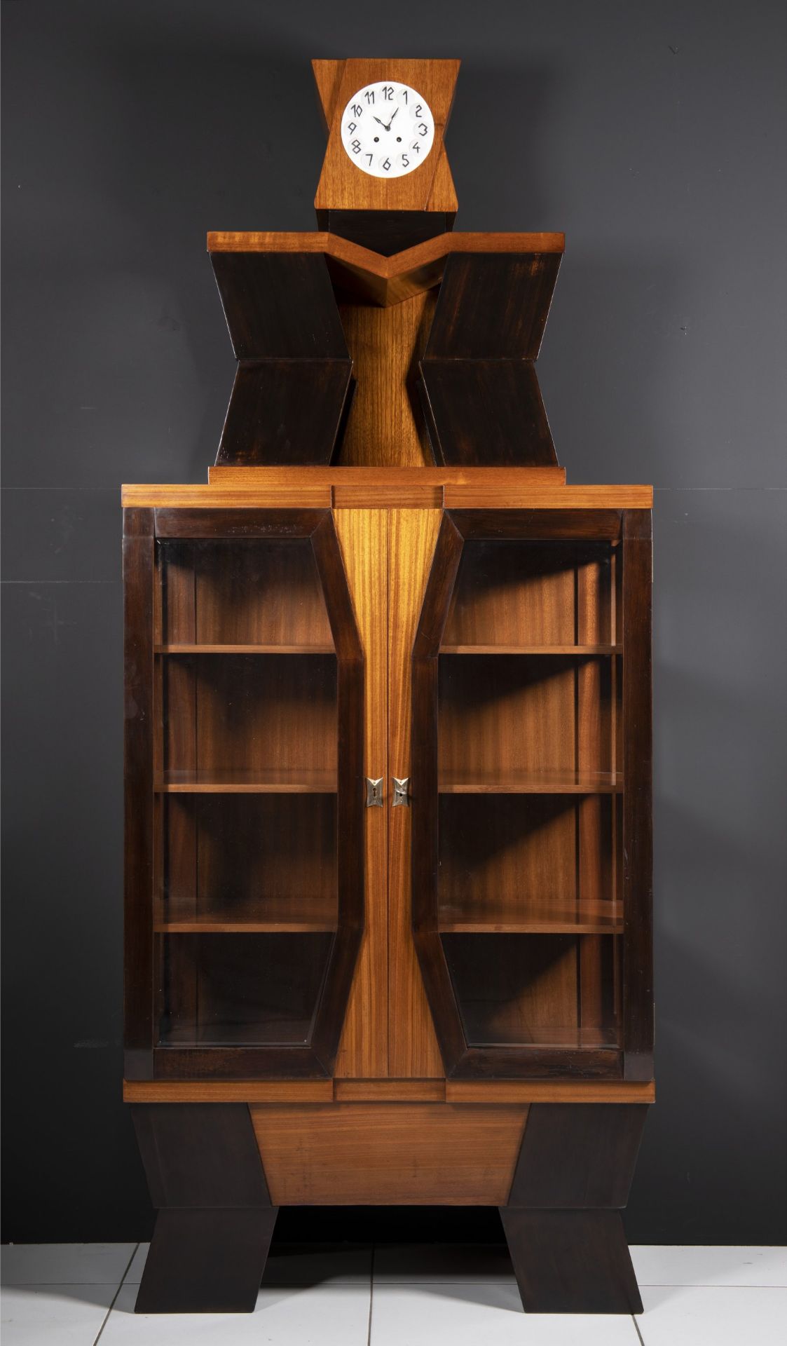 JOSEF GOČÁR 1880 - 1945: CUBIST GLASS CABINET WITH CLOCK 1913-1914 Bohemia gabon, mahogany, rosewood - Bild 2 aus 4