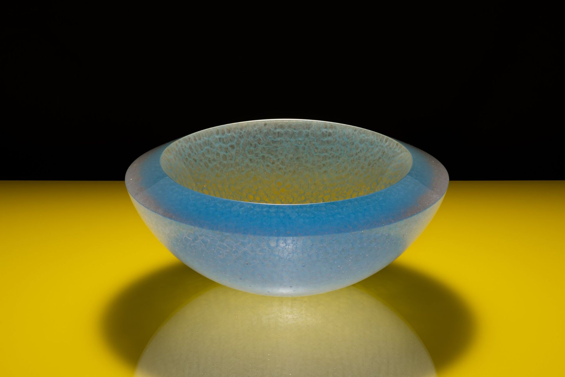 ZDENĚK LHOTSKÝ 1956: VITRUCELL BOWL Ca. 2014 Molten glass Vitrucell 14 cm, ⌀34.5 cm The unique - Bild 3 aus 6