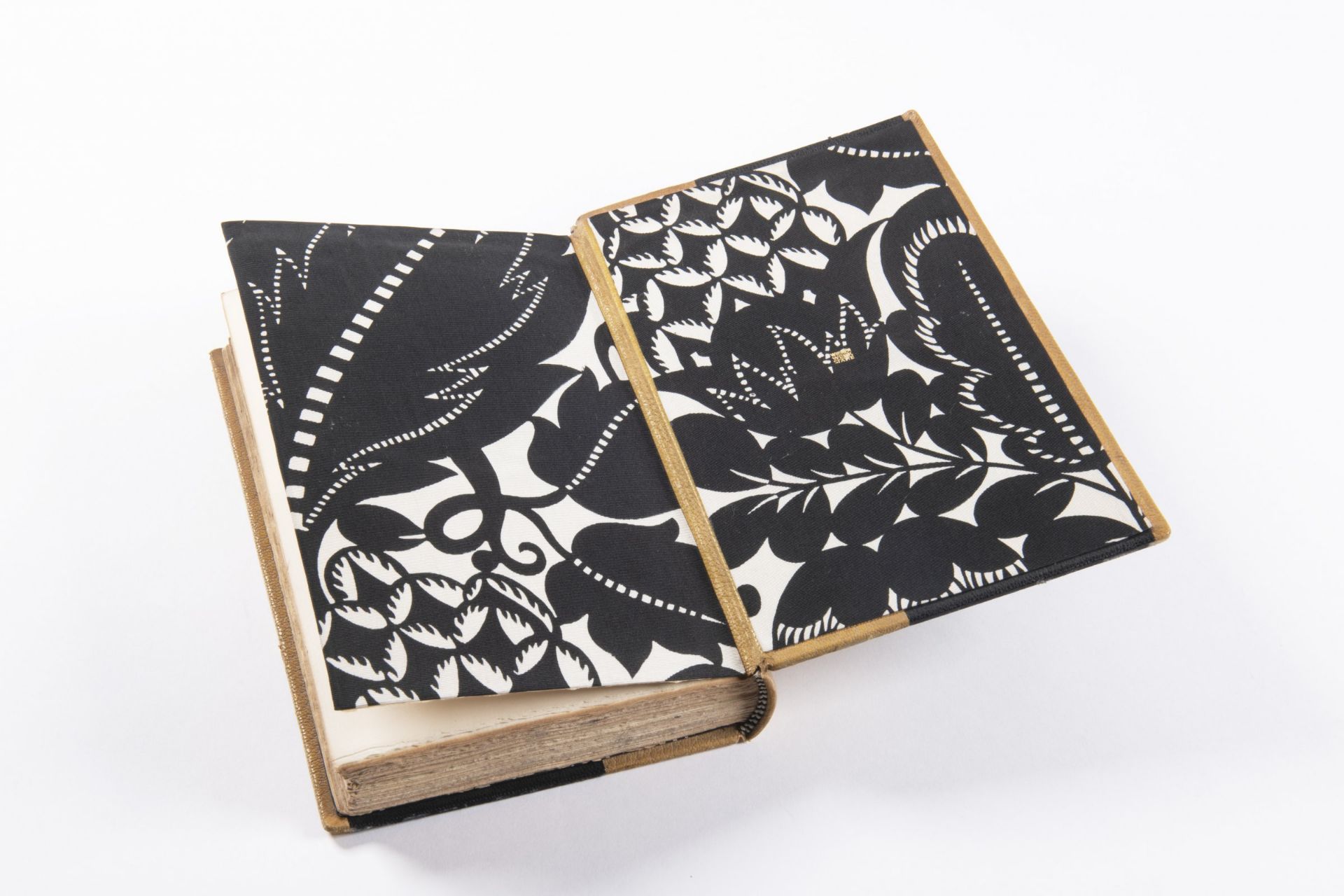 BOOK DESIGNED BY THE WIENER WERKSTÄTTE 1920s Paper, textile, gilded leather 21 x 14 x 3,5 cm Signed: - Bild 2 aus 4