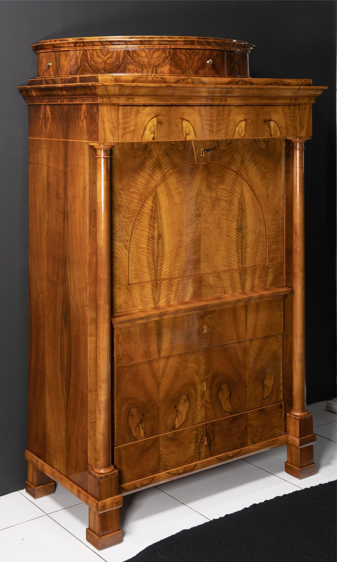 BIEDERMEIER CABINET Kolem 1830 Central Europe walnut, maple, blackened pear wood, brass 177 x 109 - Bild 2 aus 3