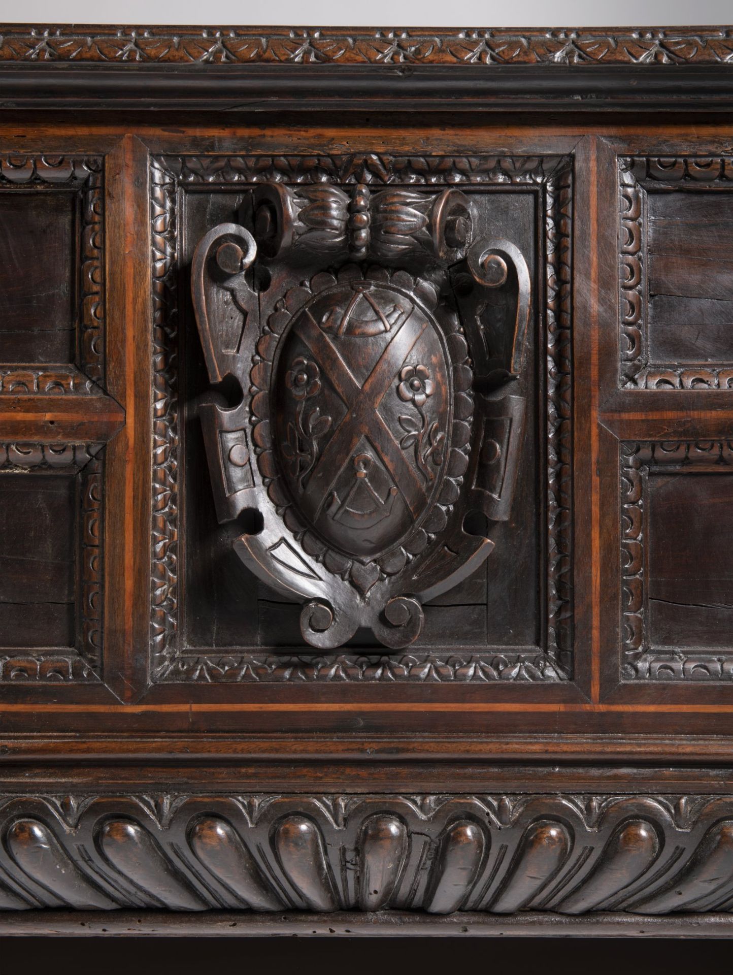 MANNERIST CHEST Second half of 16th century Italy walnut, maple 58,5 x 171 x 58,5 cm The massive - Bild 2 aus 2