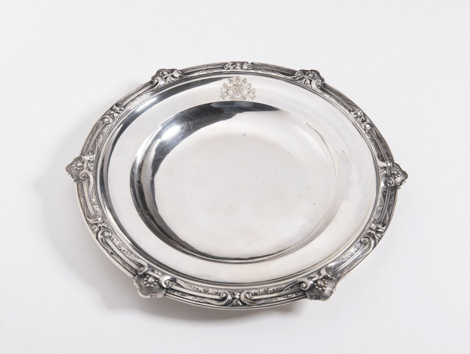 SILVER PLATE WITH A ROTHSCHILD COAT OF ARMS 1840 - 1879 Silver ⌀28.5 cm, 577 g Signed: Hallmarked " - Bild 2 aus 3