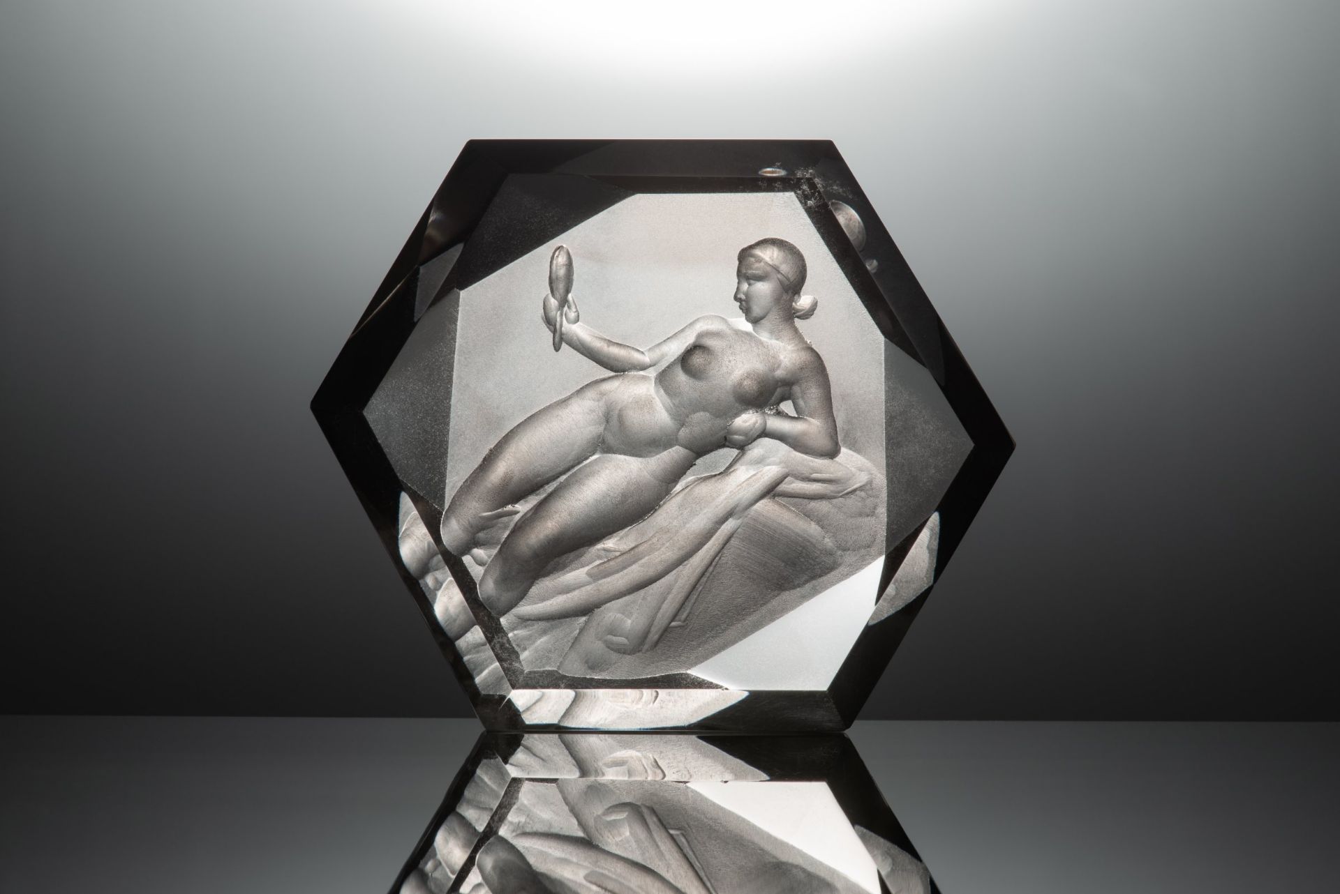 JOSEF DRAHOŇOVSKÝ 1877 - 1938: GIRL WITH A MIRROR Ca. 1930 Smoky quartz 7 cm Hexagonal gema with a