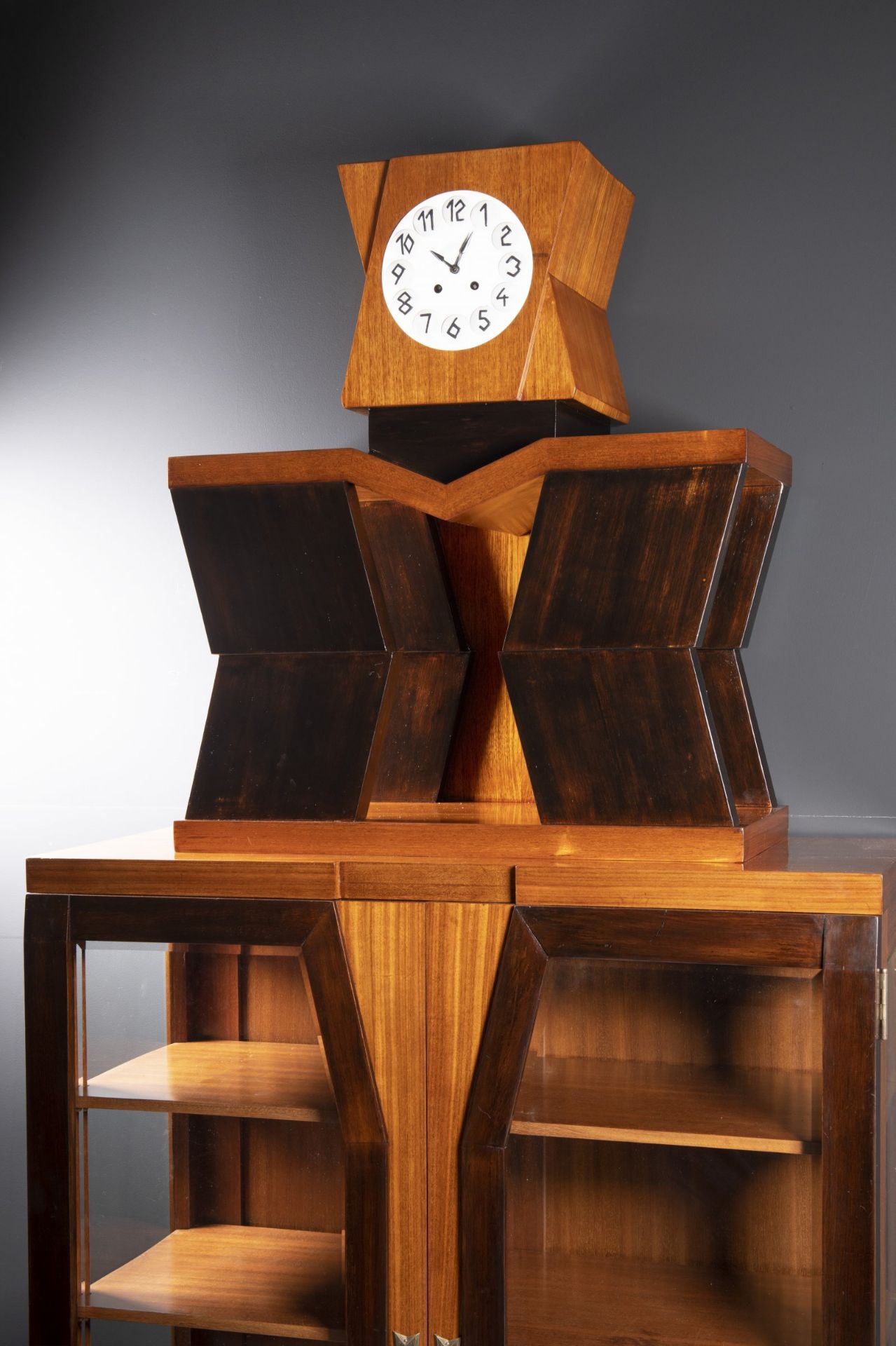 JOSEF GOČÁR 1880 - 1945: CUBIST GLASS CABINET WITH CLOCK 1913-1914 Bohemia gabon, mahogany, rosewood - Bild 4 aus 4