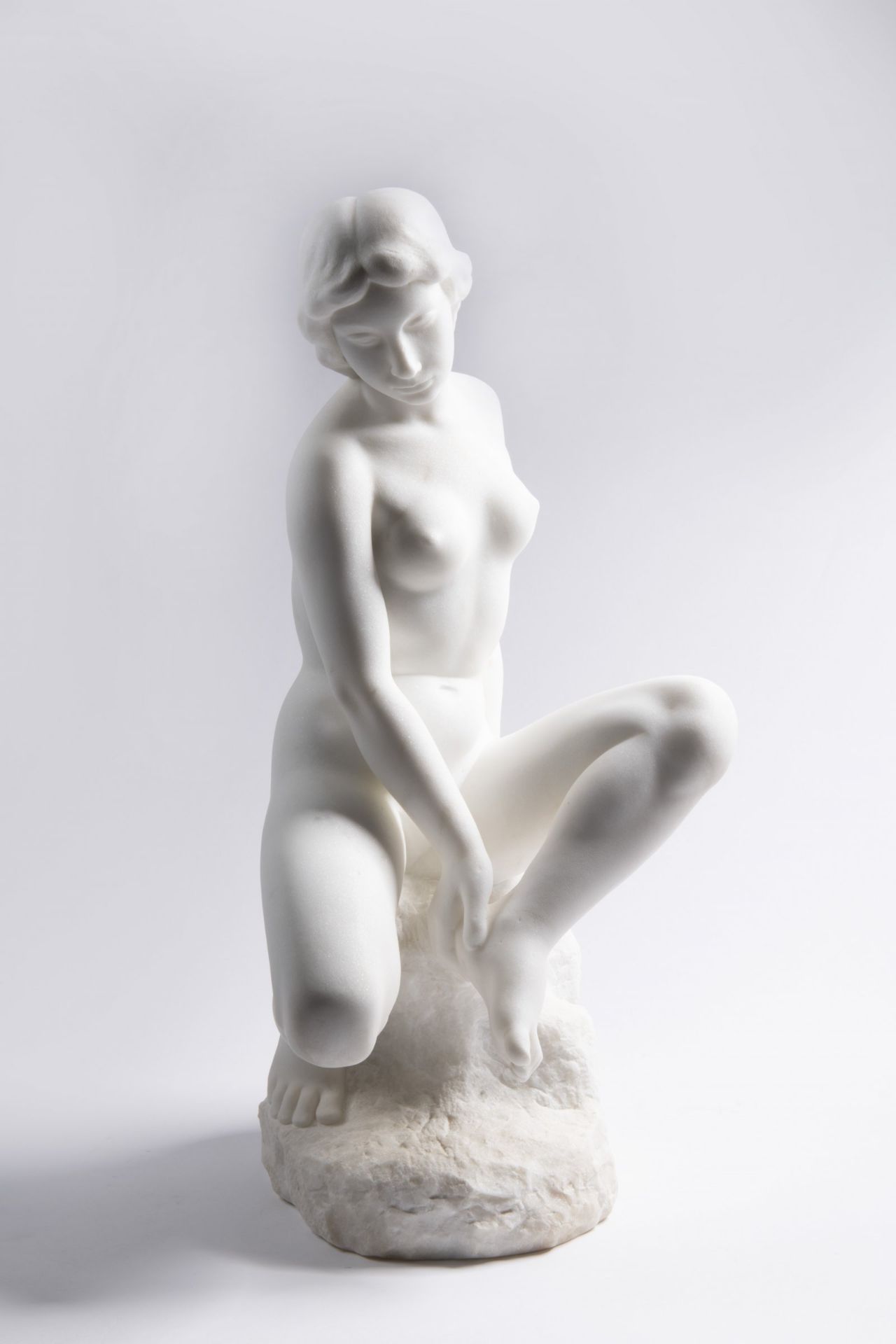 BŘETISLAV BENDA 1897 - 1983: IN A BATH 1937 Carrara marble 51 cm During the bath, the girl expresses - Bild 2 aus 2