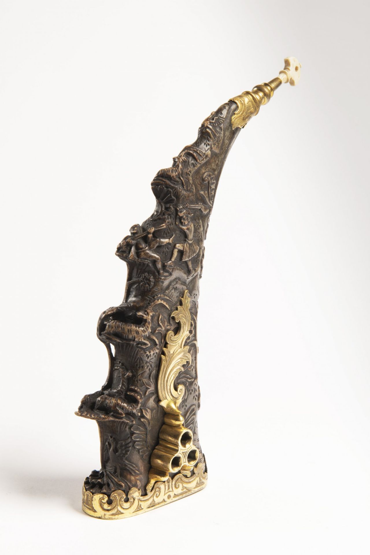 CARVED POWDER HORN First half of 18th century Alpine ibex horn, bone, gilded brass 31,5 cm Hunting