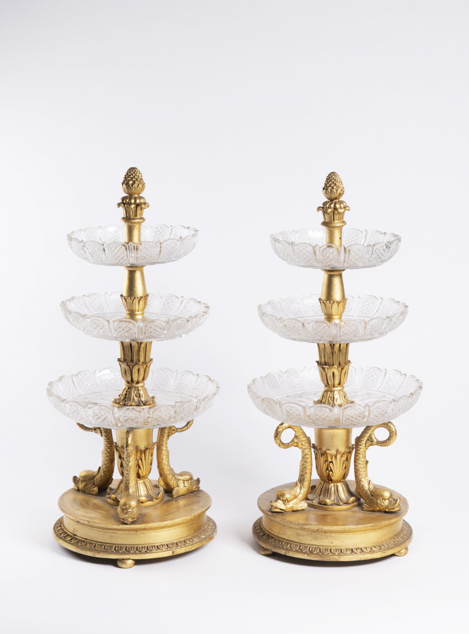 PAIRED EMPIRE ETAGERES Ca. 1800 Central Europe Gilded wood, cut glass 33,5 cm A pair of gilded