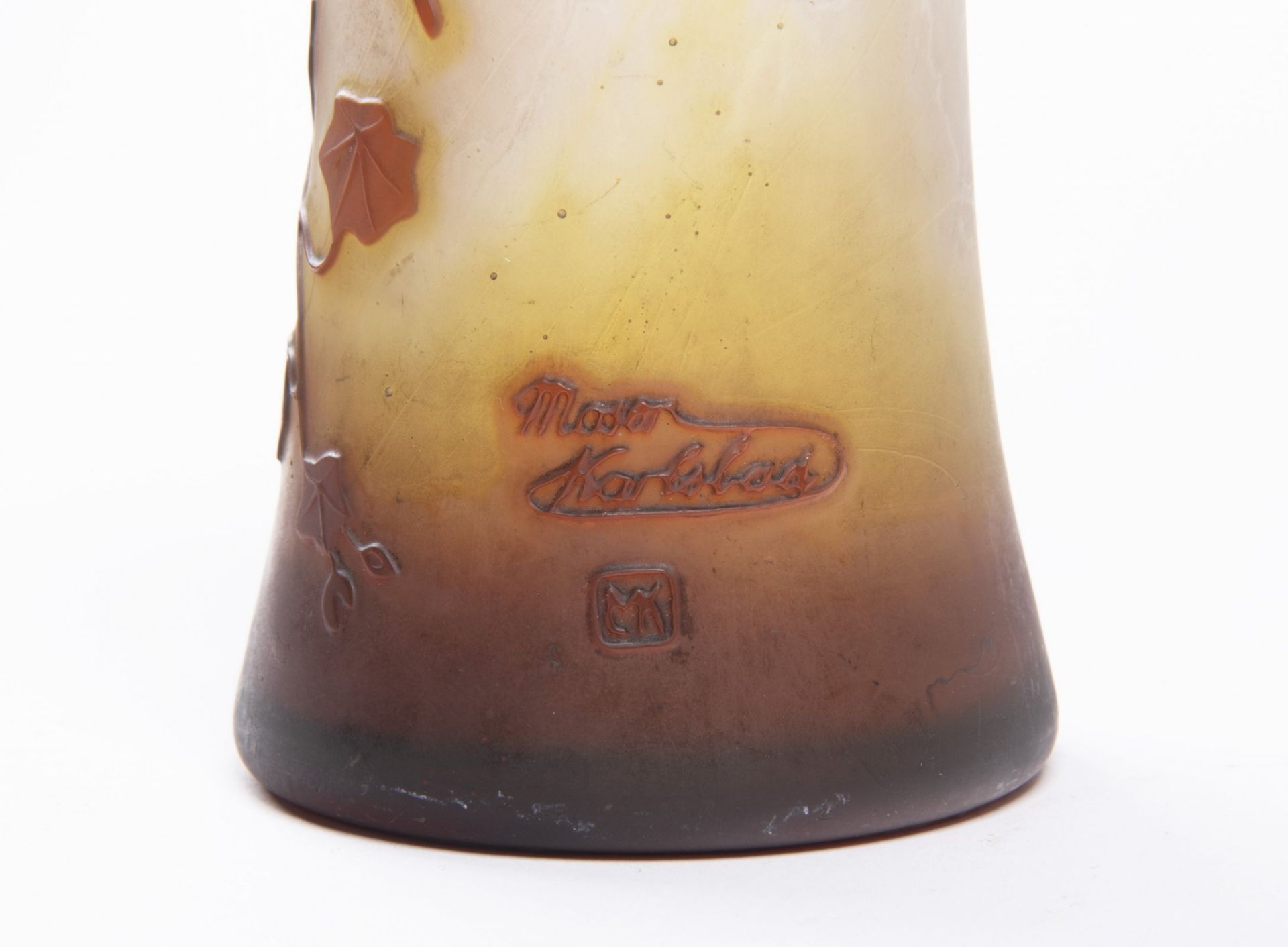 MOSER VASE Ca. 1910 Bohemia Glass cameo 16,5 cm Signed: In lower half "Moser" Moser vase in the - Bild 2 aus 2