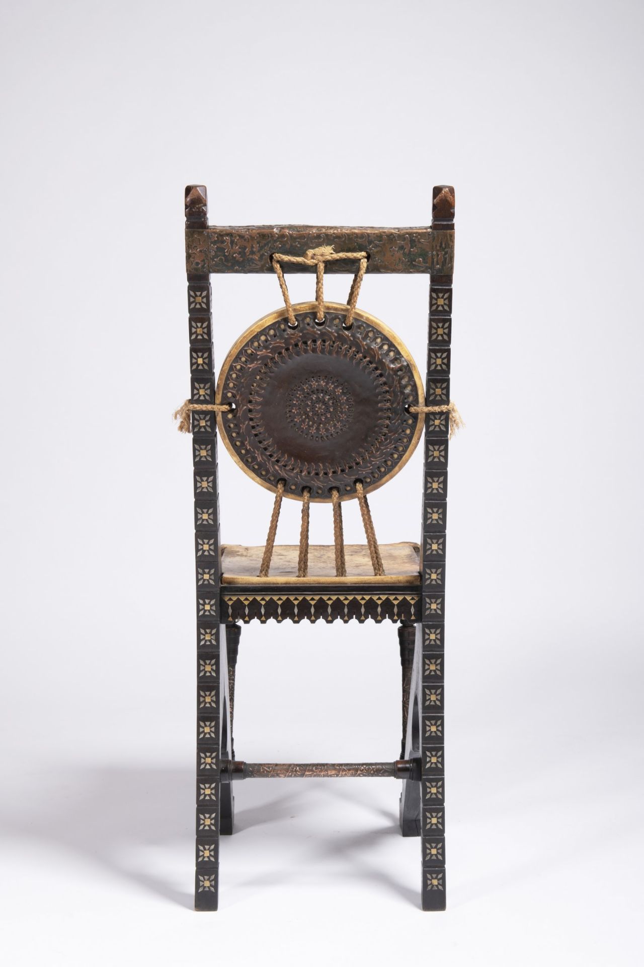 CARLO BUGATTI 1856 - 1940: A CHAIR Ca. 1900 Ebonized walnut, tin inlay, hammered and patinated - Bild 4 aus 4