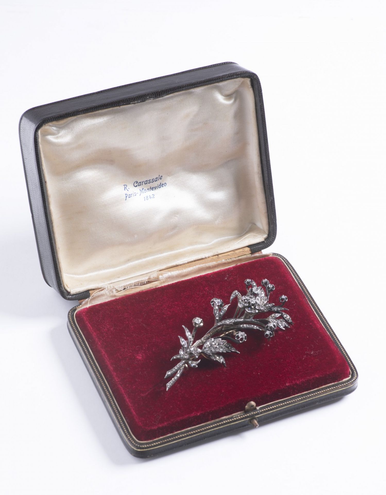 A FLOWER SHAPED BROOCH Second half of 19th century Diamonds, 18 karat gold, silver 9,5 x 4 cm, 30. - Bild 2 aus 2