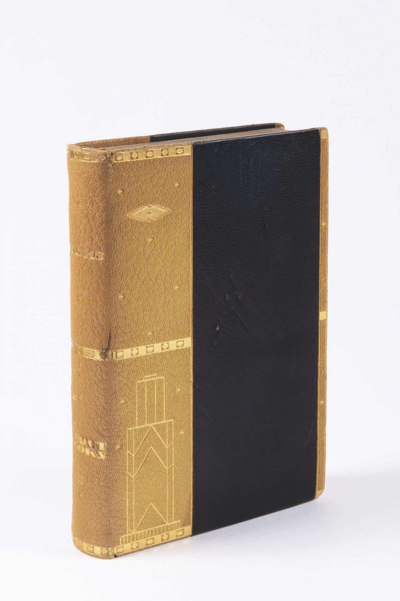 BOOK DESIGNED BY THE WIENER WERKSTÄTTE 1920s Paper, textile, gilded leather 21 x 14 x 3,5 cm Signed: