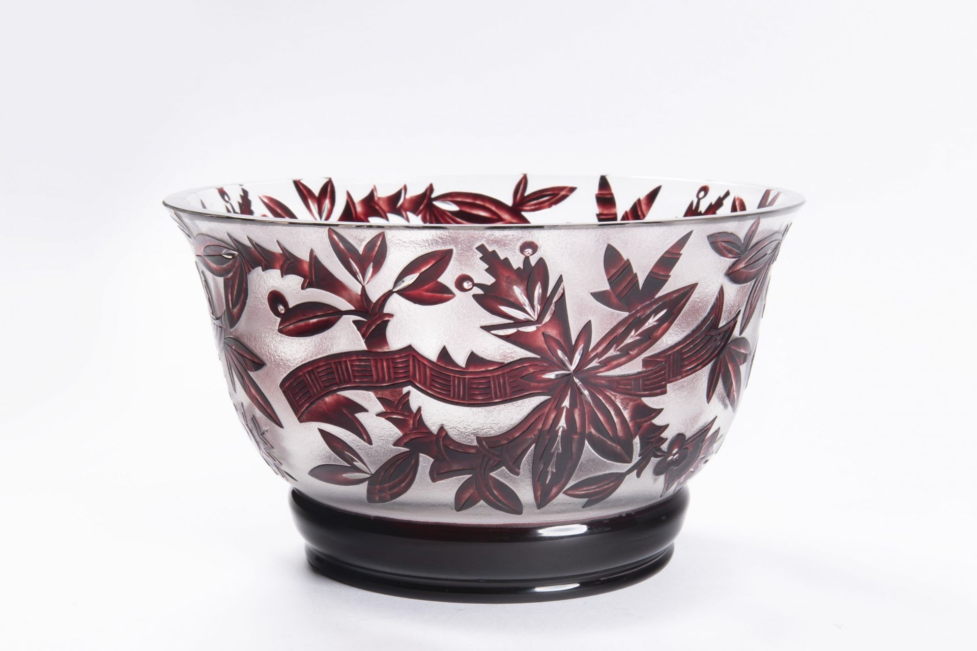 ALFRED DORN 1892 - 1975: BOWL WITH FLORAL DECOR 1928 Layered blown, etched and cut glass 13 cm, ⌀