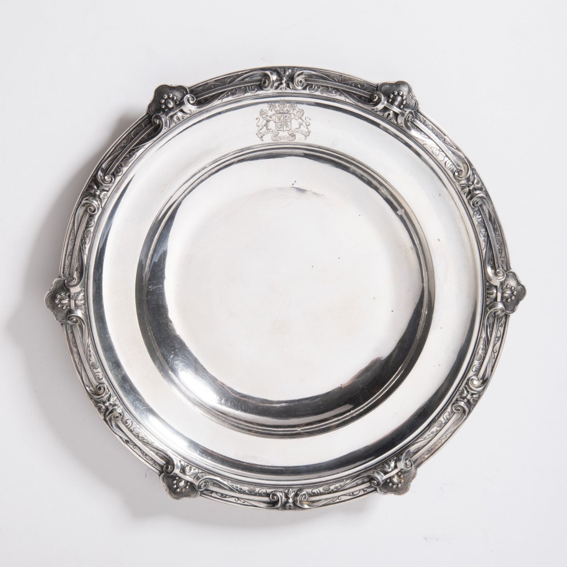 SILVER PLATE WITH A ROTHSCHILD COAT OF ARMS 1840 - 1879 Silver ⌀28.5 cm, 577 g Signed: Hallmarked "