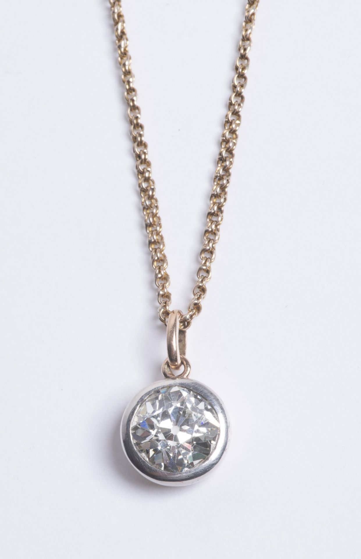 PENDANT WITH A DIAMOND First half of 20th century Gold, brilliant cut diamond 2 cm, 2.6 g Pendant