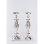 PAIRED CLASSICIST CANDLESTICS Before 1800 Silver 30,5 cm, 718.3 g A pair of Italian silver