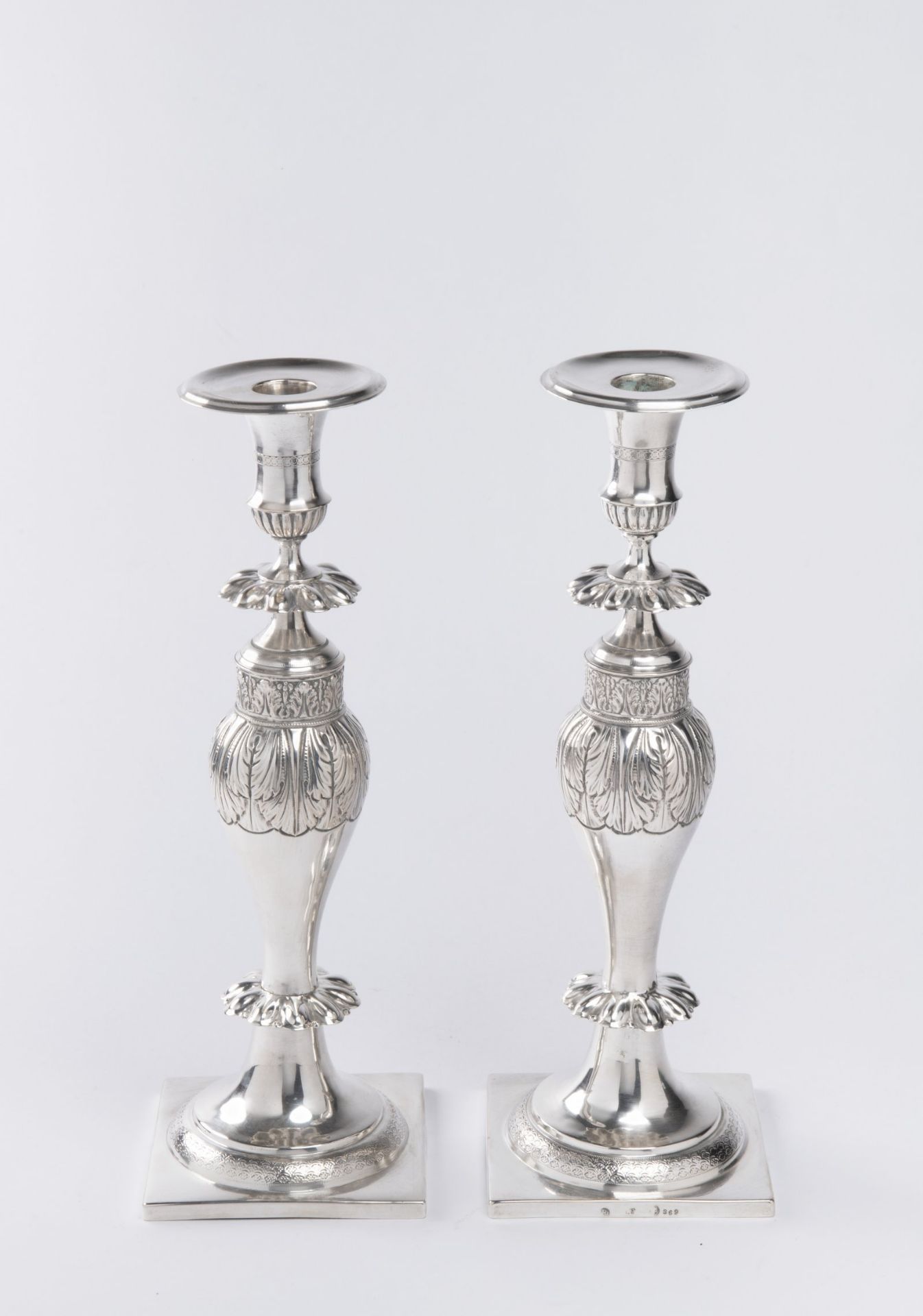 PAIRED CLASSICIST CANDLESTICS Before 1800 Silver 30,5 cm, 718.3 g A pair of Italian silver