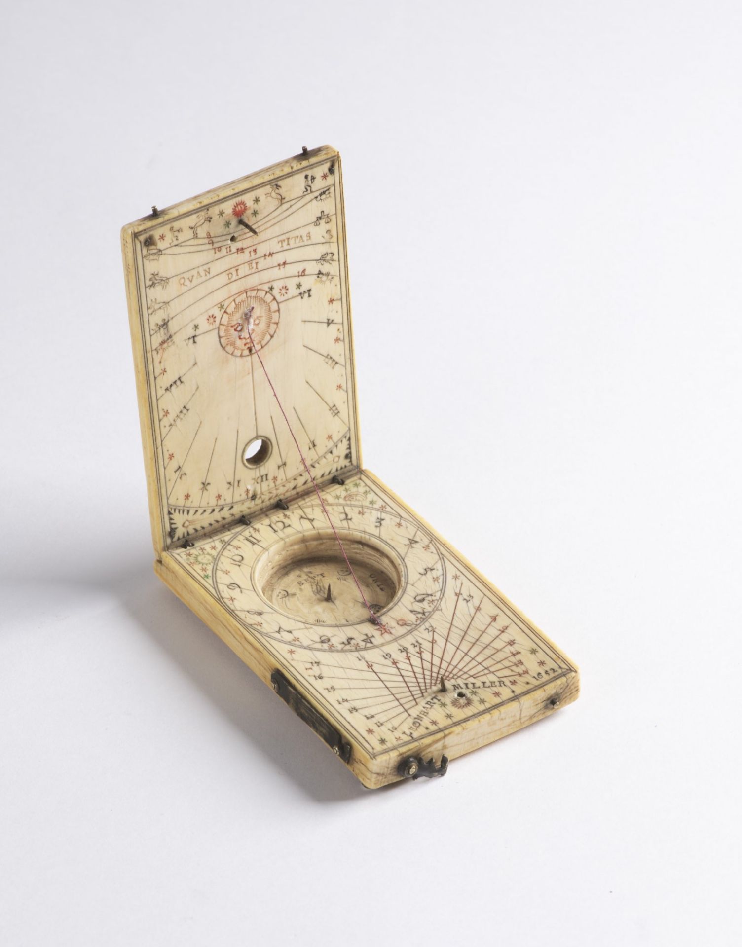 LEONHART MILLER: TABLET SUNDIAL 1652 Nuremberg Ivory, brass 9,5 x 6 cm Signed: Inside on the - Image 3 of 3