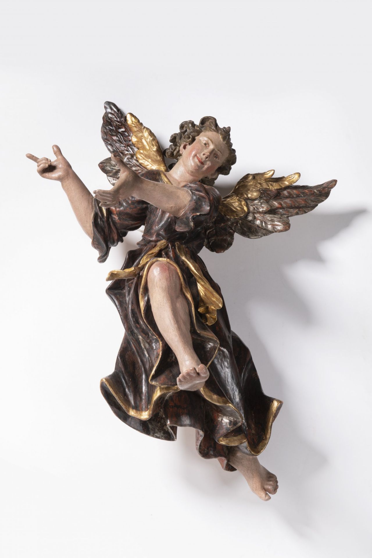 PAIR OF FLYING ANGELS First half of 18th century Germany Polychrome and gilded wood 60 cm A pair