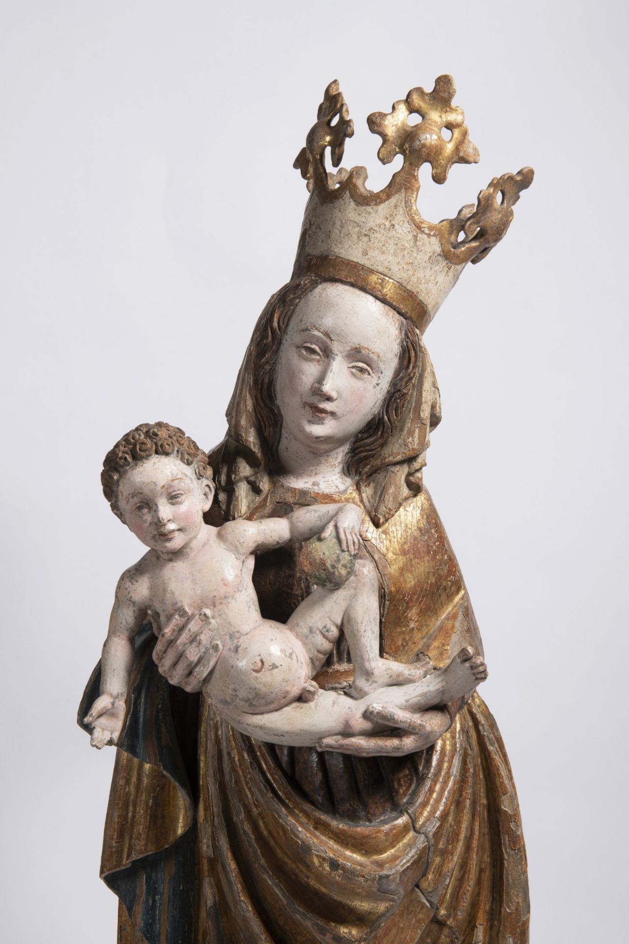 UNKNOWN AUTHOR: MADONNA WITH BABY JESUS Before 1450 Bohemia Polychrome and gilded wood 113 cm The - Bild 3 aus 3