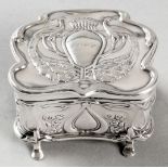 AN EDWARDIAN ART NOUVEAU SILVER TRINKET BOX, BIRMINGHAM 1902, H. MATTHEWS, the hinged cover embossed